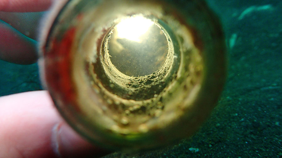 大瀬崎湾内の瓶